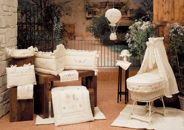 49.160BIANCO Одеяло "Сладости" из коллекции "4 времени года" для кроватки из ткани пике с вышивкой (