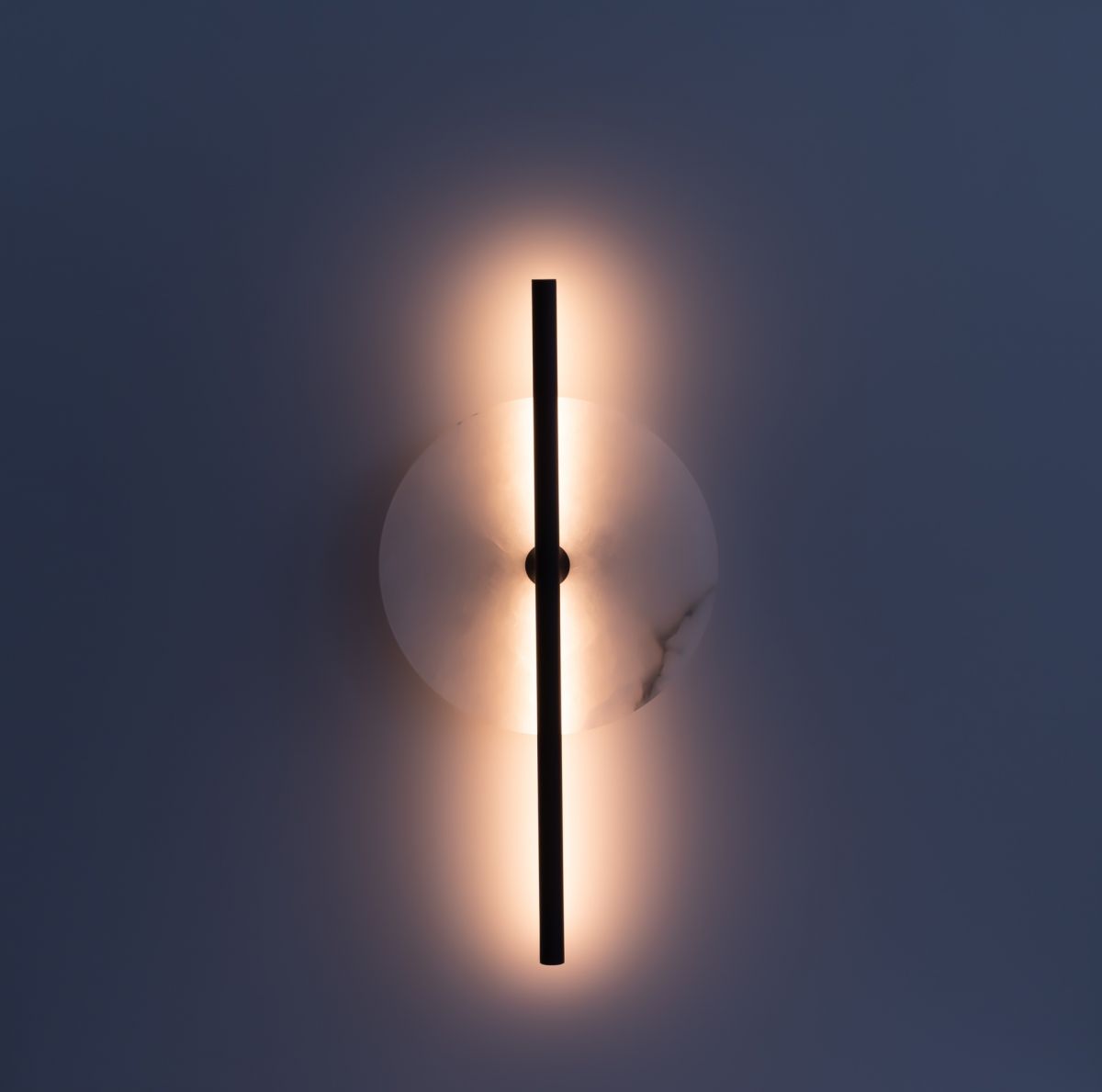 Бра Point черный металл с диском из белого мрамора