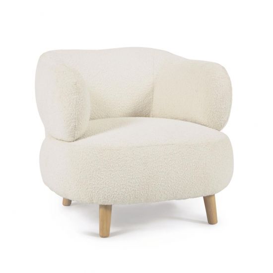 Кресло Luisa из белой ткани букле с ножками из массива каучукового дерева