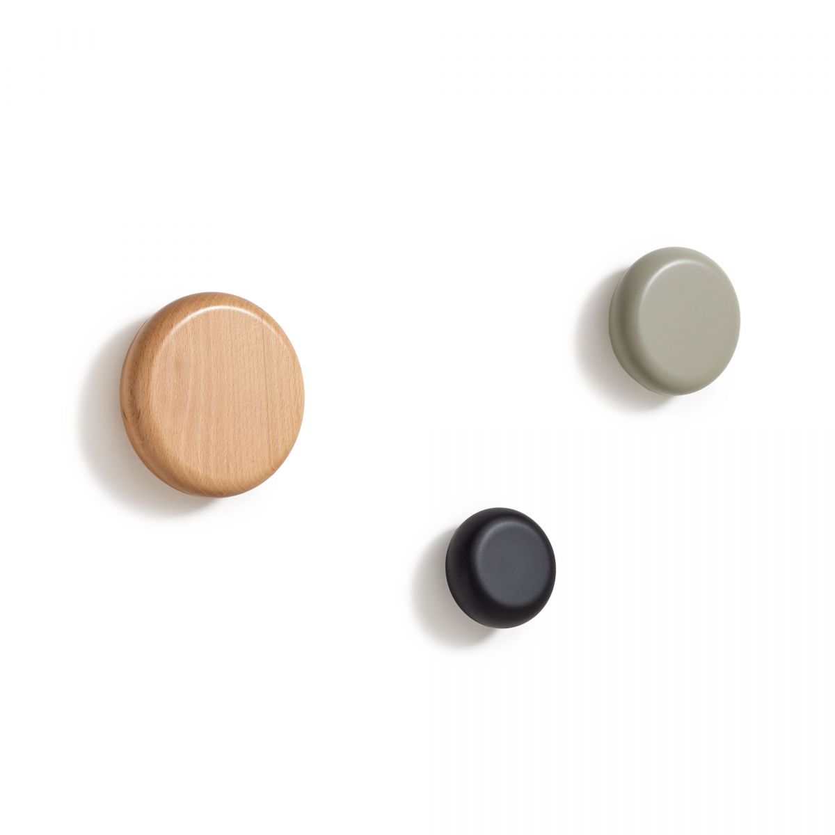 Nadue Набор из 3 настенных крючков из массива бука с натуральной, серой и черной отделкой